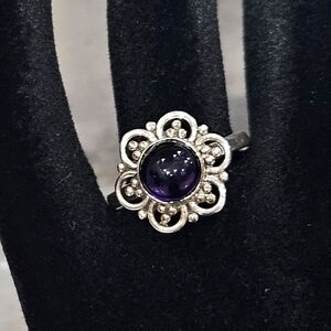 Ring sz 7 Amethyst. 925 Silver Flower Very Lovely